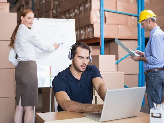 Poradnik dla organizatorów: skuteczna logistyka i komunikacja podczas konferencji